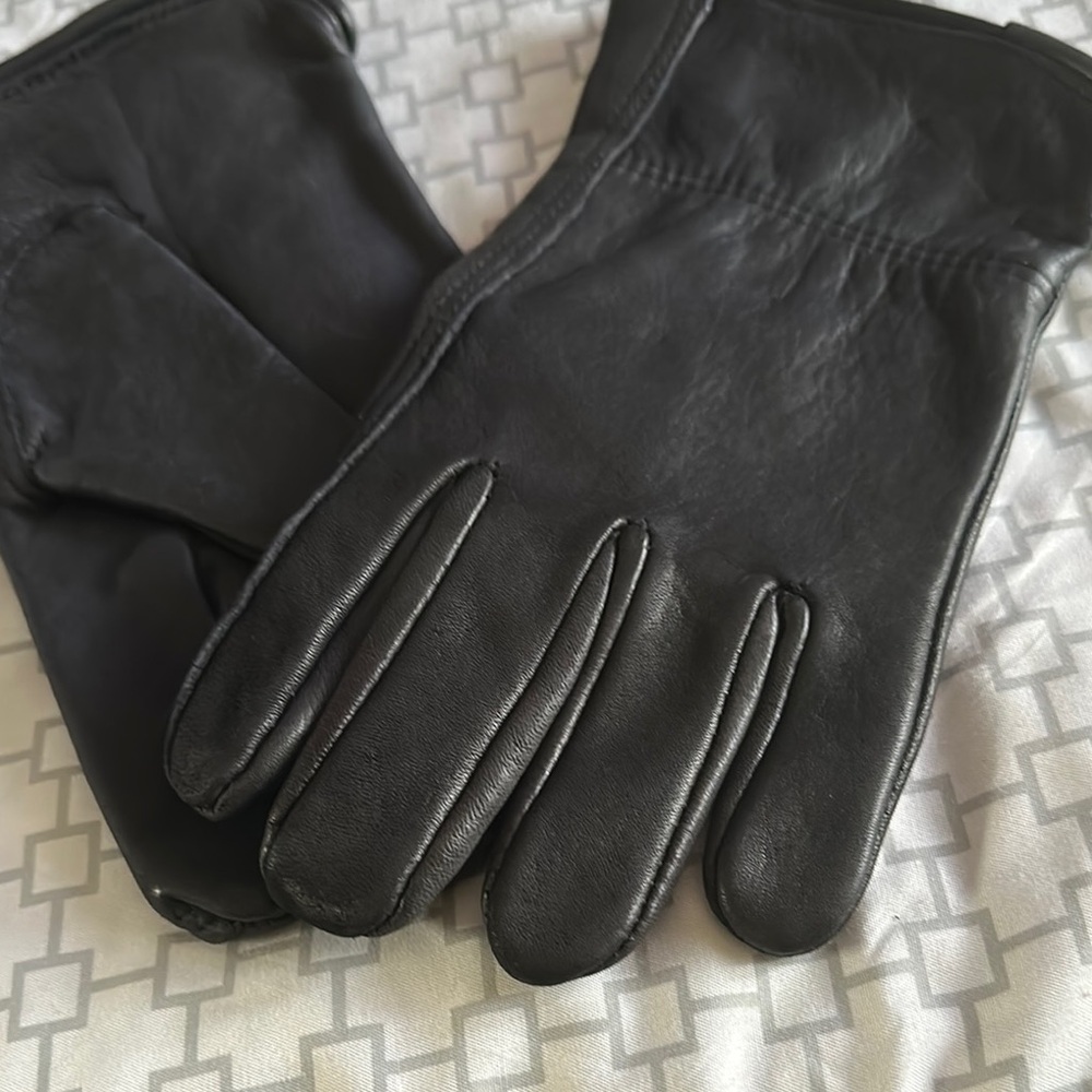 Black Leather Gloves with Classic Design and Stitching Detail - Picture 9 of 9